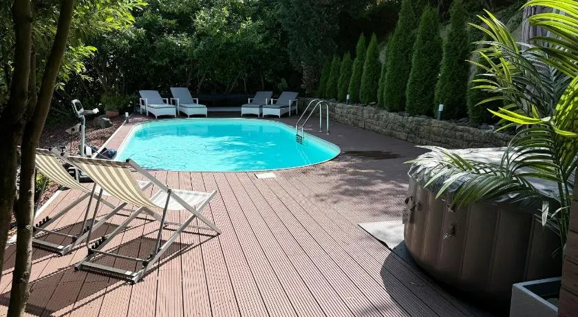 Luxus-Familienvilla mit privatem Pool und XXL Whirlpool, Kamin, Grill & Blick in die Weinberge - Image 1