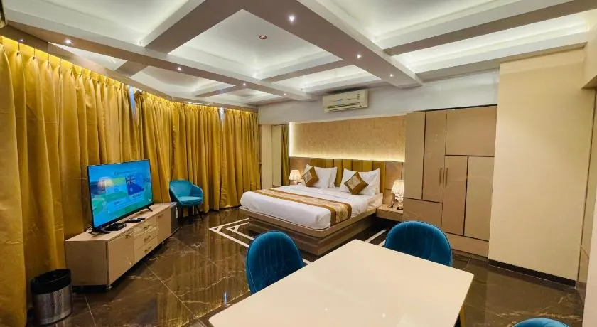 Home2 Renaissance Club - Image 1