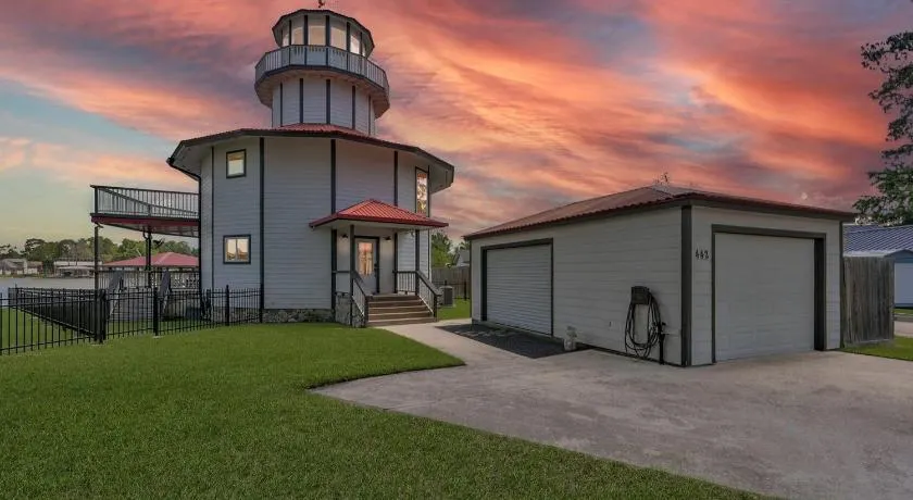 Lighthouse Views & Lake Vibes – 4BR Retreat in Livingston, TX - Image 1