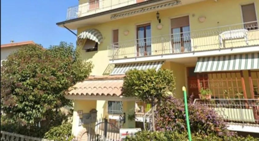 Glam House - Image 1