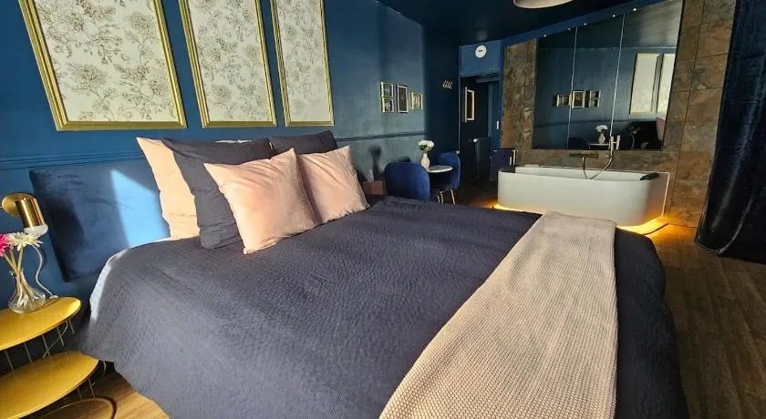 Blueroom Suite romantique avec balnéo privée - Image 1