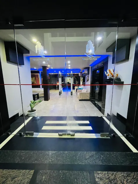 Hotel Park Plaza - Image 1