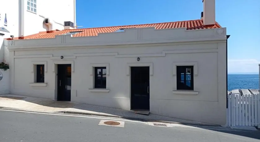 Vila Mariña. Casa marinera con terraza sobre el mar en Caión - Image 1