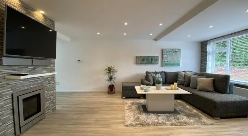 Modern 3-Bedroom villa, 3 Parking Spaces, WiFi - Image 1