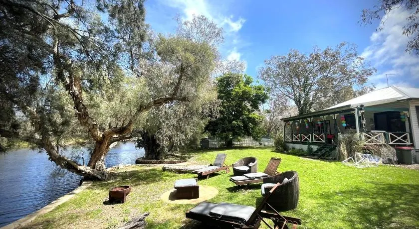 River Cottage, Absolute Waterfront Family and Pet Friendly Escape - Image 1