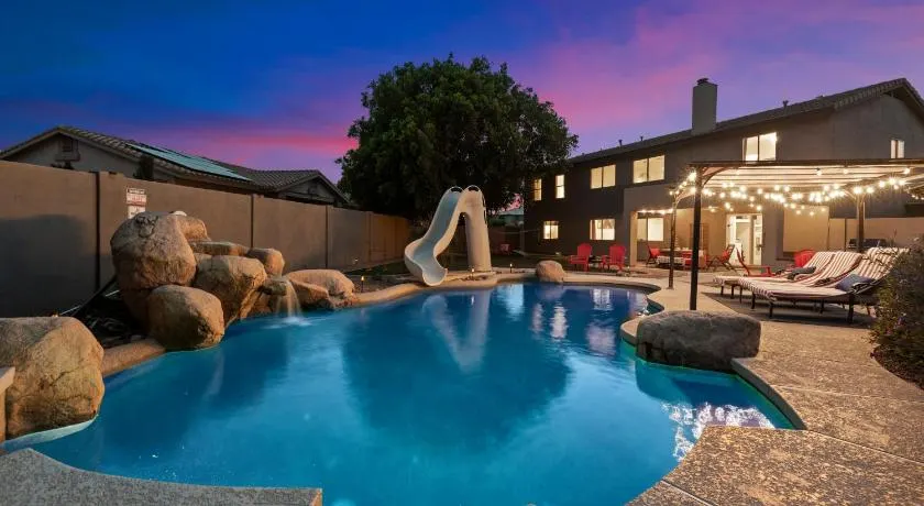 5 Bedroom 4 Bath Boutique Home PREMIUM LOCATION + heated pool option - Image 1