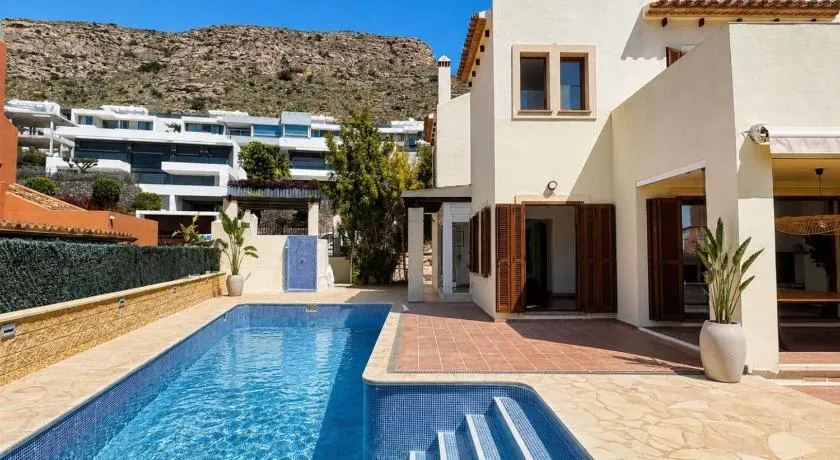 Exclusiva Villa con piscina privada y vistas al mar - Image 1