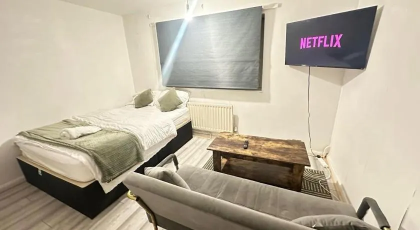 Spacious Double Room By Town Centre - Image 1