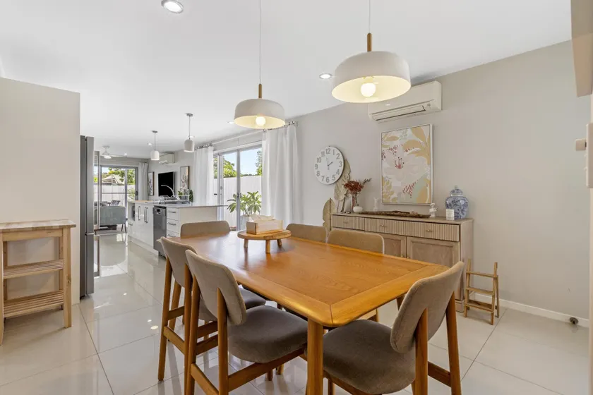 Spacious 4-Bed House with Secure Parking - Image 1