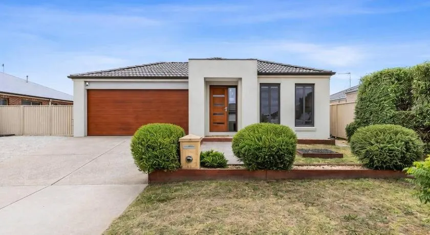 Chifley Place - Modern Comfort near Delacombe Town - Image 1
