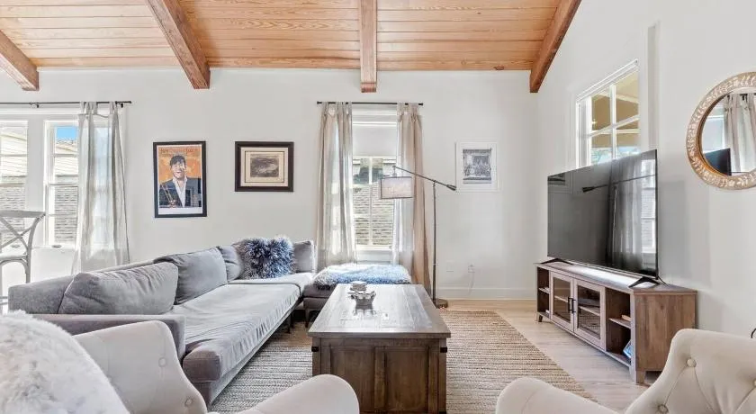 This duplex is a 3 bedroom(s), 2 bathrooms, located in New Orleans, LA. - Image 1