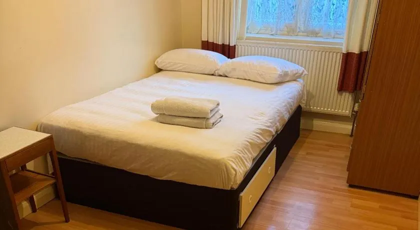 2 bed-Sleeps 4-Private Patio-Pets-Near Heathrow - Image 1
