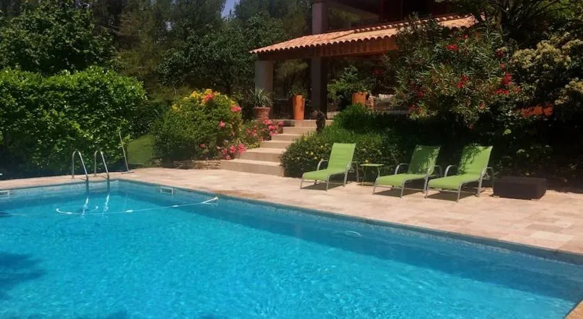 appartement T3 dans propriété de 5000m2 avec piscine - Image 1