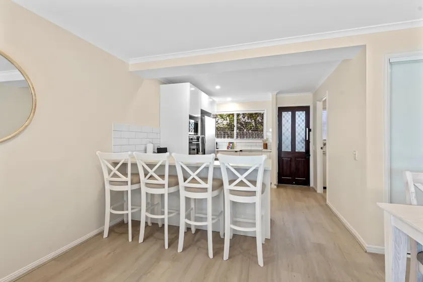Family Friendly 2 Bed Flat with Balcony - Image 1