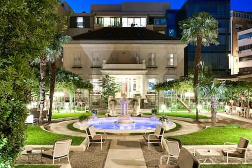 Luxury Split Center Apartment - Image 1