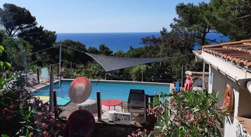 HAUT DE VILLA au MONT ST CLAIR VUE EXCEPTIONNELLE MER et FORÊT terrasses, piscine, pétanque, solarium privés - Image 1