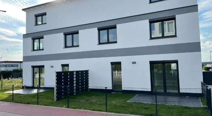 Neu-gebautes-komplettes-Reihenhaus - Image 1