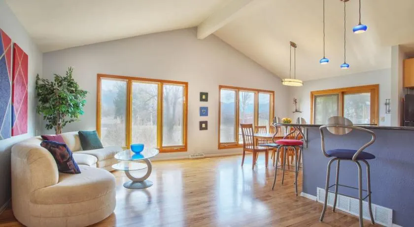 5 bedroom, 7 beds, 3 bath - Sleeps 12, Great for Families - Image 1