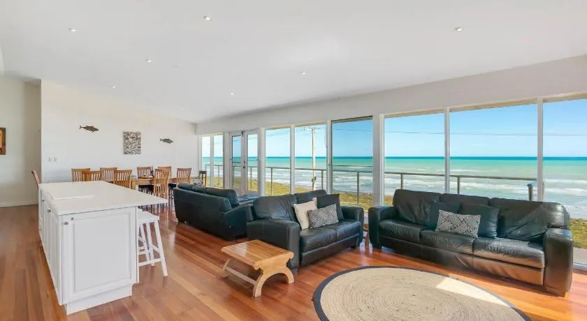 124 Surfers Pde - BYO Linen Beachfront - Image 1