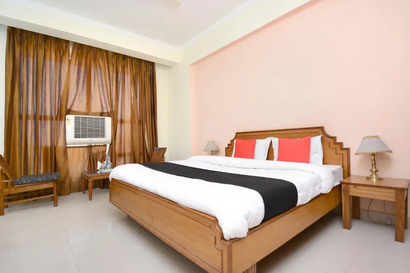 Capital O 33480 Hotel Amsun Pride - Image 1