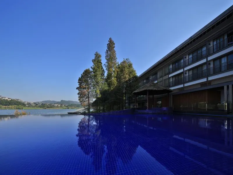 Baiyun Lakeside Hotel - Image 1
