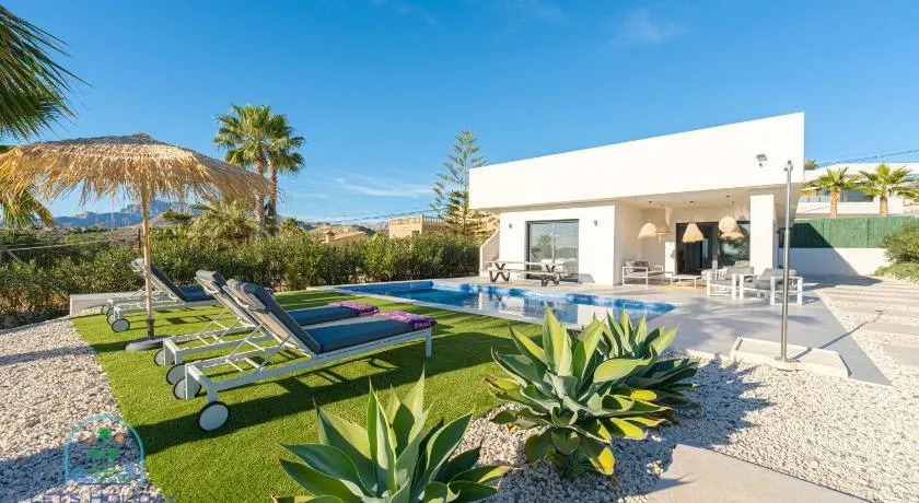 Brand new Luxury Villa with pool - Image 1