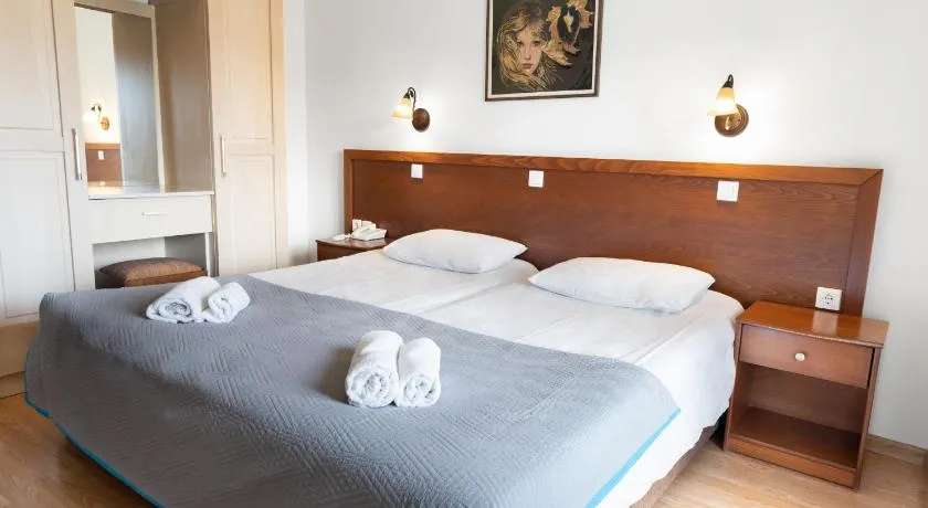 Ippocrates Hotel Apartments & Restaurant - Image 1