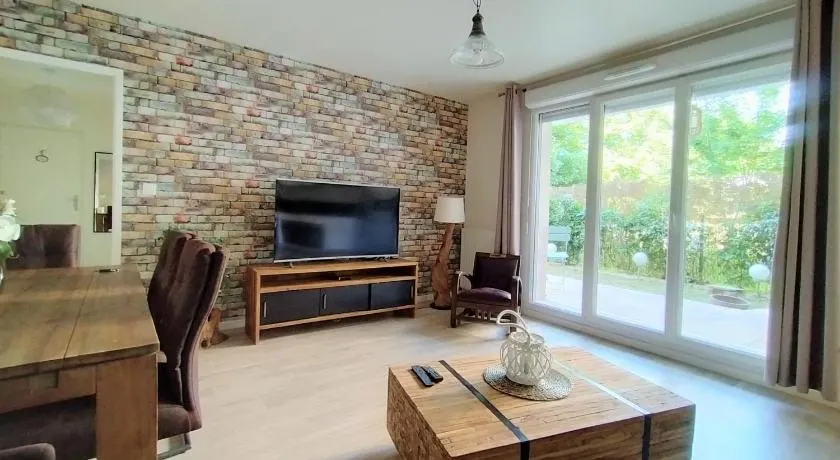 Chic apart with piano, terrace and parking - Image 1