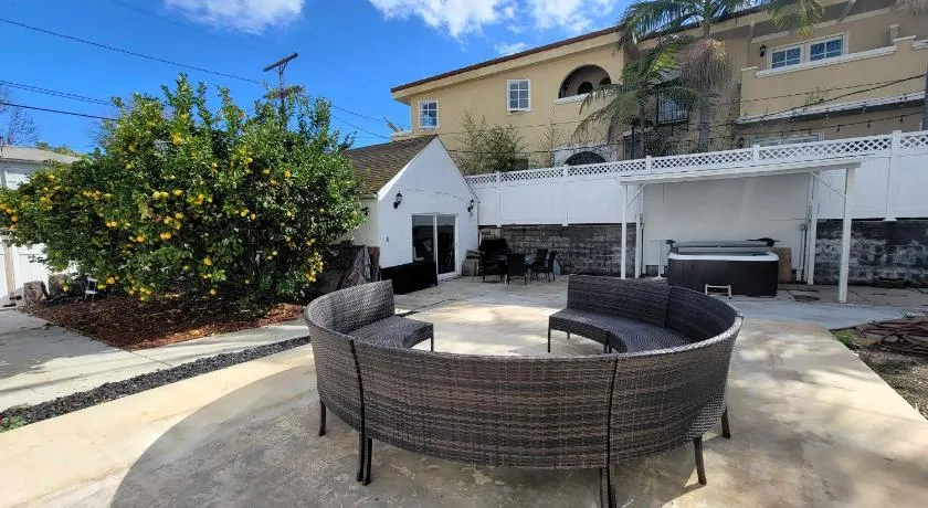 Spacious 5BR Private Home 5 minutes to Rodeo Drive with Hot Tub Spacious Backyard Parking - Image 1