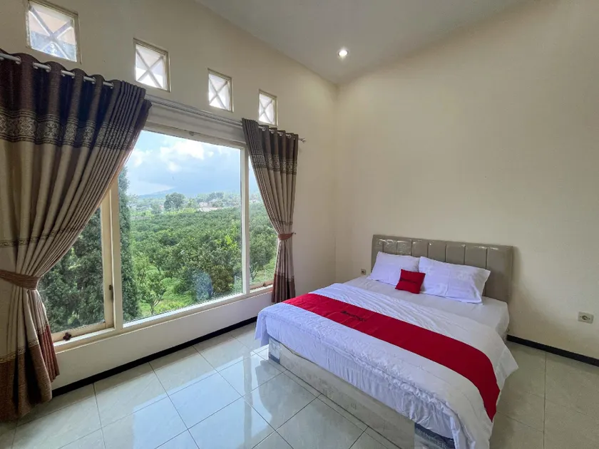 RedDoorz at Jestro Guest House Batu - Image 1