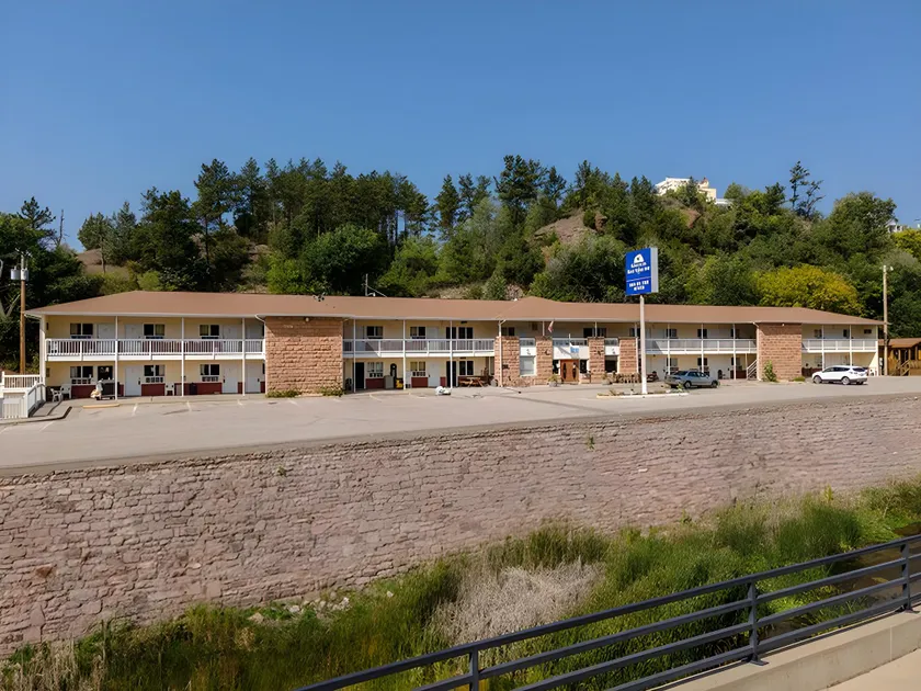 Americas Best Value Inn by the River Hot Springs - Image 1