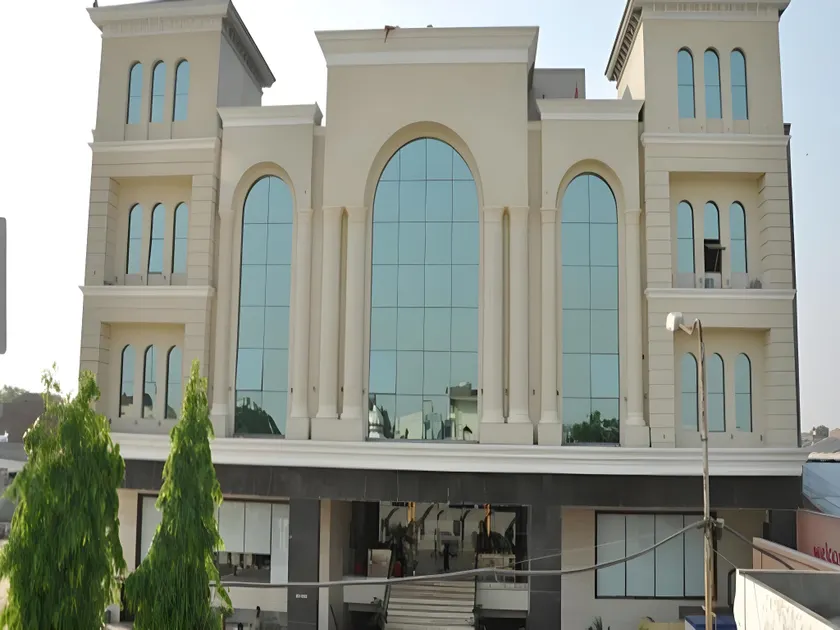 UNA Smart Radiant Plaza Hotel - Image 1