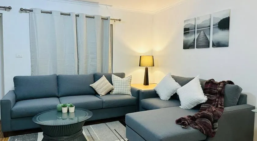Executive 4BR 3Bath Entire Apartment in Heart of the City & Parking - Image 1