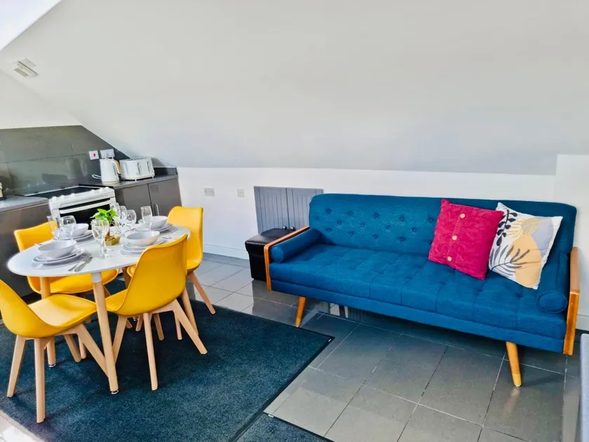 Cosy 3 Bed Apartment Near Birmingham Airport & NEC Perfect for Groups & Contractors! - Image 1