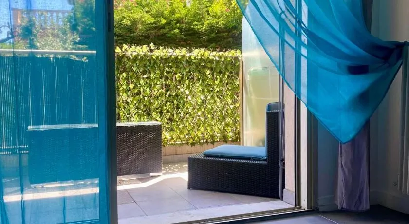 Studio Jardin Fleuris Parking - Image 1
