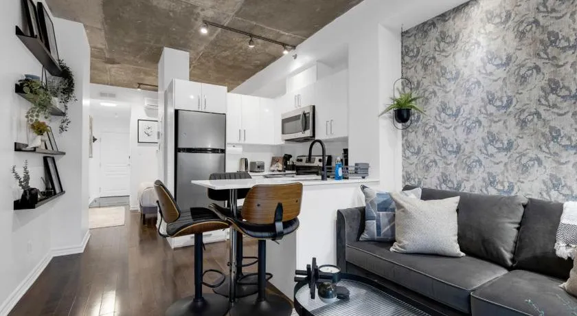 Impeccable Parc Avenue Pad With Parking - Image 1