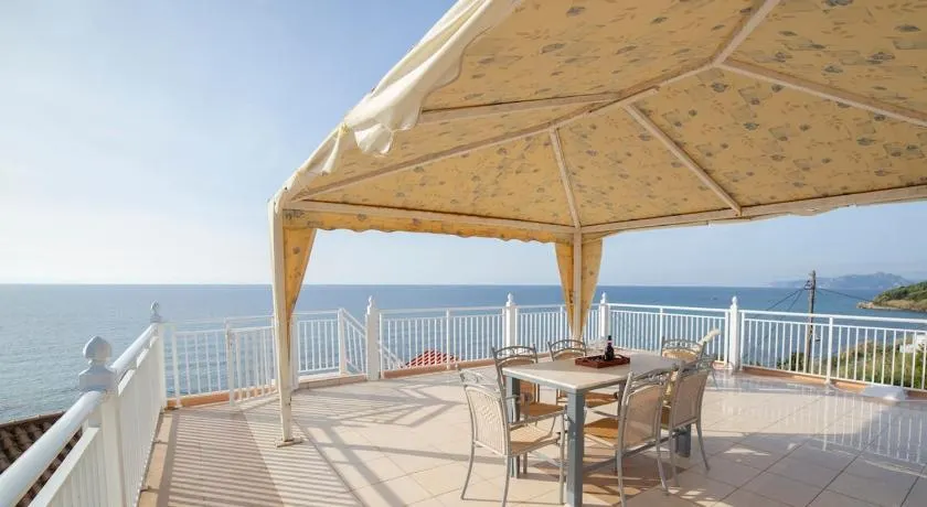 Seafront Apartment with Panoramic Rooftop Terrace - Image 1