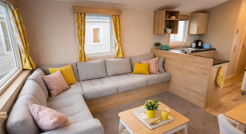 M&B Holiday Home 2025 Cozy Beach side Caravan 4 Beds, 3 Sofa Bed, 7 Sleep, Wifi, Tea and Coffee, Free Parking - Image 1