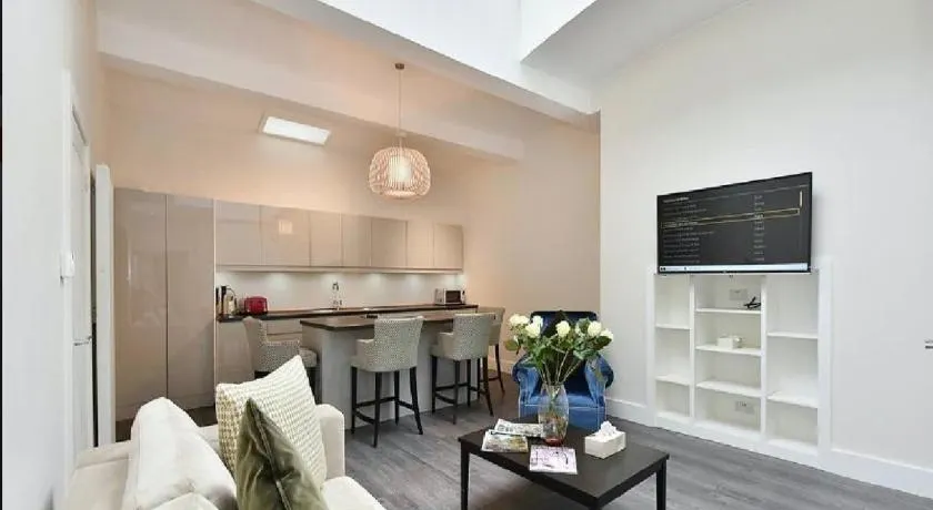 3-Bed South Kensington Flat with Outdoor Terrace - Image 1
