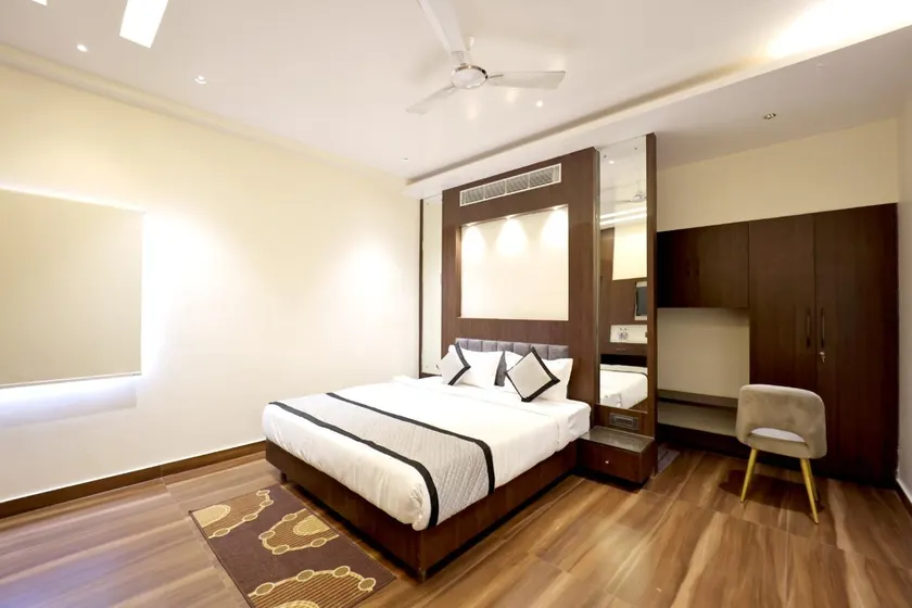 KS Square Hotel - Image 1