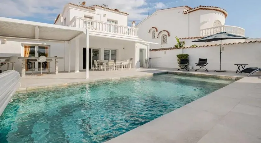 Welcoming villa in Empuriabrava with private pool - Image 1