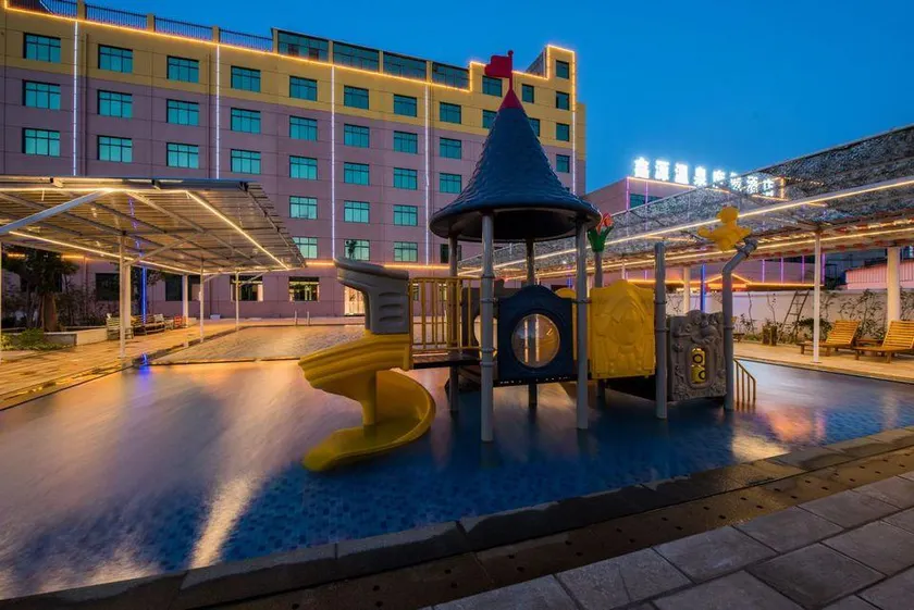 Yiliang Xinyuan Hot Spring Resort Hotel - Image 1