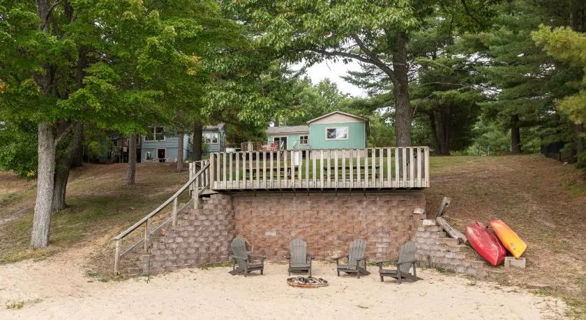 Rennie Lake Hideaway Cottage - Image 1