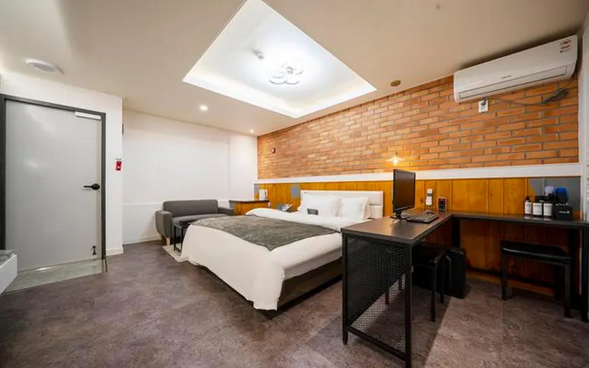 Cheongdo Hotel X - Image 1