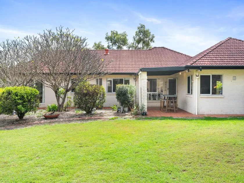 Peaceful Family Home 4-Bed, Pool, Alfresco Dining - Image 1
