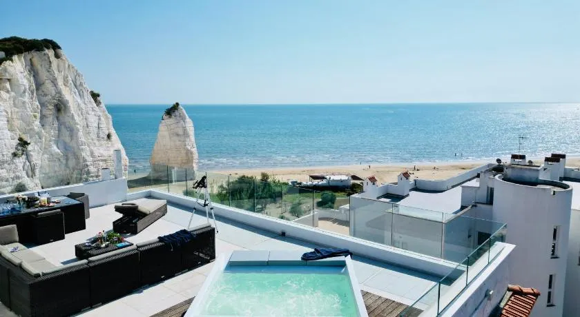 V Penthouse - Image 1
