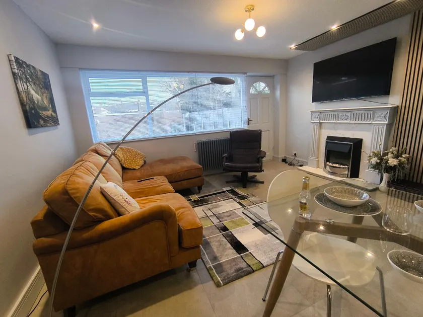 Spotless and Spacious Manchester Home - Image 1