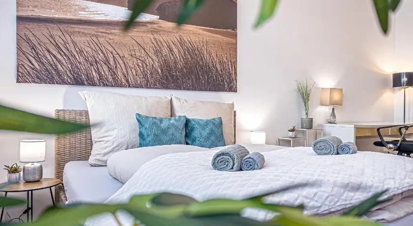 Gemütliche Ferienwohnung mit 2 Schlafzimmern, kostenfreiem Parkplatz, modernem Bad, Küche, Waschmaschine & Trockner - Image 1