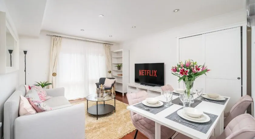 Stylish Deluxe 2BR Duplex - Parking - Near Canary Wharf - Image 1