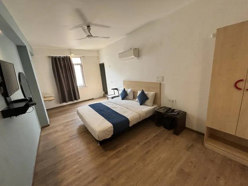 Hotel Luxurs - Image 1